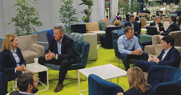 Espace networking & rendez-vous BtoB – Nauti Pro Espace lounge Nauti Pro : professionnels du nautisme en discussion dans des salons de réunion informels