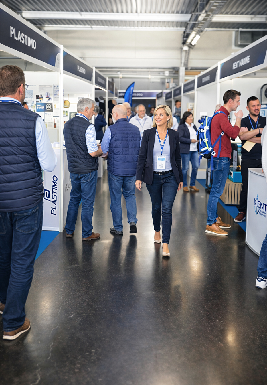 Allée centrale de Nauti Pro à Bordeaux avec visiteurs professionnels échangeant sur les stands exposants du nautisme